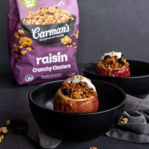baked apples with crunchy raisin clusters